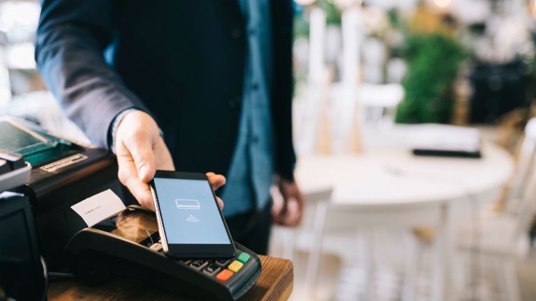 Paiement numérique: on pose le téléphone portable sur un terminal de paiement