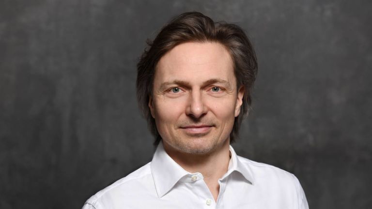 Janusch Skubatz, expert en cybersécurité et responsable de la sécurité de l’information du groupe EOS, cheveux bruns et chemise blanche