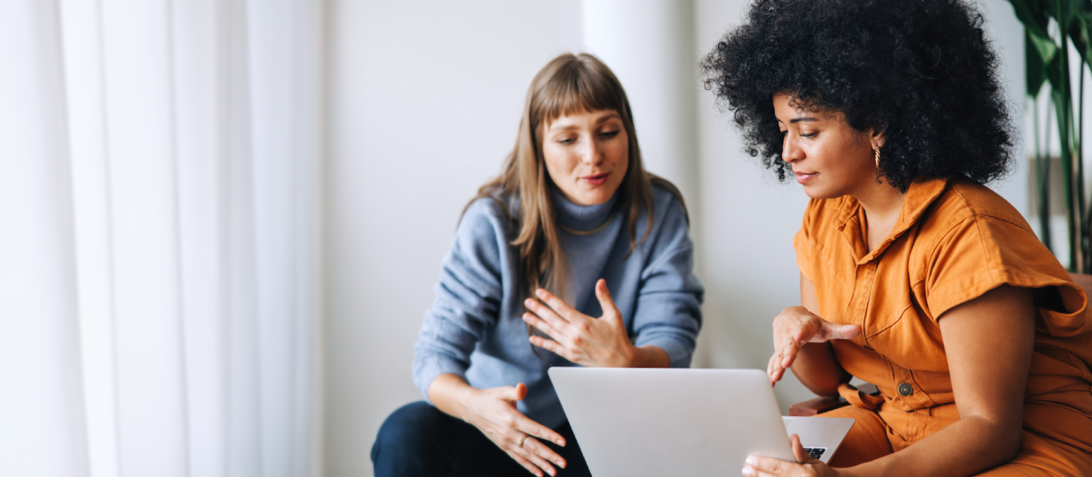 Jeune femme sur son téléphone portable à côté d'un membre de l'équipe EOS avec des écouteurs, et deux femmes en train de discuter.