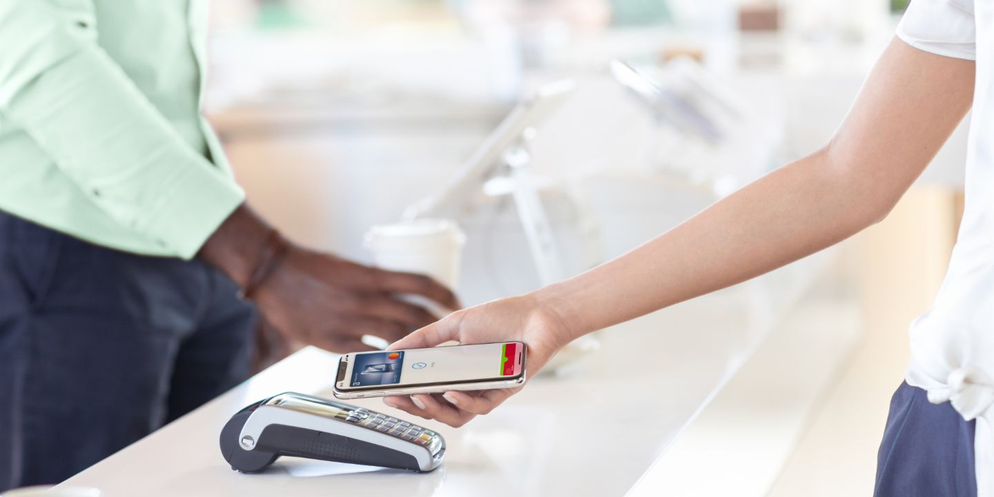 Paiement mobile : une cliente paie ses achats avec son smartphone.